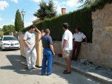 <h5>Unloading the big box</h5><p>My Son Carlos (left) and my friend Miguel (blue clothes) (picture RV llegada 2) were there to help. Miguel flew year 1998 with me in is ultralight aircraft from Madrid to Milan, on my way to Oshkosh with my Kitfox IV. Miguel´s RV4 crashed some time later and Miguel was killed. What a hard moment !</p>